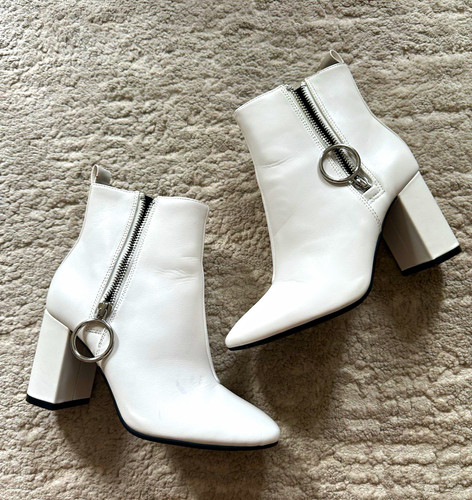 Divided m damen - by,