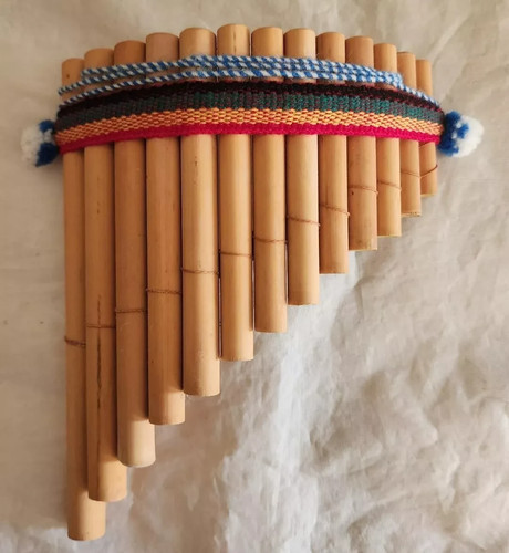 Gebogene panflöte aus peru - panflöte,