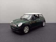 Bburago 1:24 Mini Cooper R50/53  British Racing Green / weiß Modellauto 