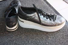 Erhöhter Schuh rechts für