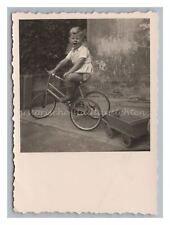 Portrait Junge auf Dreirad mit