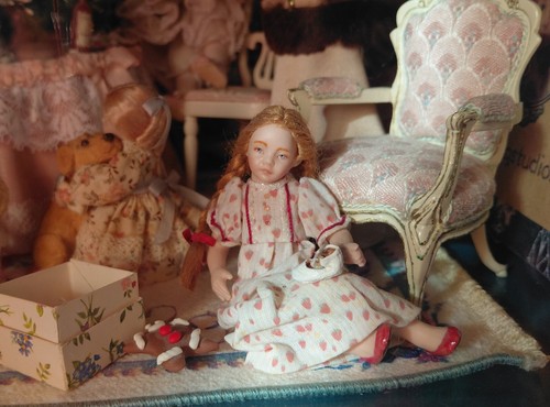Dollhouse miniature girl - 1:12,