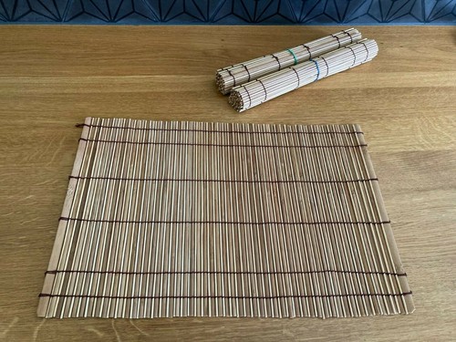 Drei tischsets aus holz bzw - drei,