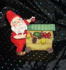 Gartenzwerg mit Waagen und Früchten Dekofigur Zwerg