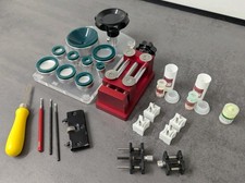 Uhrmacherwerkzeug Konvolut, Gehäuseöffner, Werkhalter, Leuchtfarbe etc. 