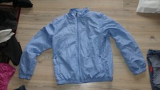Blaue Jacke zum Fahrradfahren
