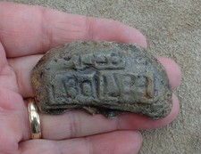 Objekt aus blei mit inschrift - aus,