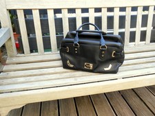 Handtasche. Goldpfeil, schwarzes Leder, Beschläge + Karabiner goldfarben