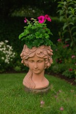 Pflanzkübel Frauenkopf Zement