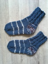 Selbst gestrickte Wollsocken