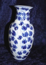 Schöne weiß blaue Vase Porzellan Keramik evtl chinesisch