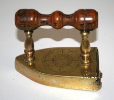 Schönes altes Bügeleisen aus Messing mit Gravur