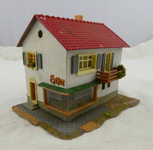 Wohnhaus mit blumenladen erika - wohnhaus,