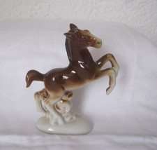 Kleine alte Porzellanfigur