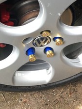 25 Hülsen Lug Nuts Radmuttern Abdeckung in hellblau mit goldener Kappe