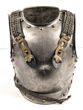 Frankreich, Eiserner Kürass. Das Vorderteil mit Beschuss, der Rücken ohne markie