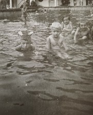 Kinder planschen im Wasser