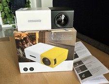 kleiner LED Projektor