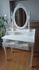 Weißer Schminktisch im