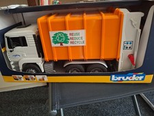 Bruder Spielzeug MAN TGA Müll-LKW Hecklader MAN Müllauto mit 2Mülltonnen