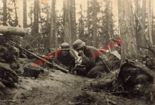 Deutsche Soldaten mit Feldtelefon Schützengraben in Karelien Finnland