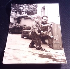 Altes Foto junger Mann mit Kind  vor Spielautomat, einarmiger Bandit 1958