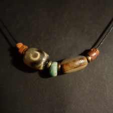DZI-Perlen Amulett aus alten Perlen - gekauft aus Tibet