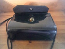 Damen-Lack-Handtasche - Umhängetasche - schwarz - 15 x 20 x 7 cm