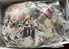 WUNDERKISTE GEFÜLLT MIT CA. 20000 BRIEFMARKEN VERSCHIEDENE LÄNDER MOTIVE