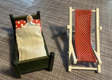 Puppe mit Kinderbett und Strandliege - Antik