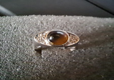 Weißgold Ring - Tigerauge 0,9 Ct. + 6 Diamanten 0,24 Ct