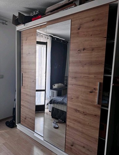 Schwebetürenschrank mit