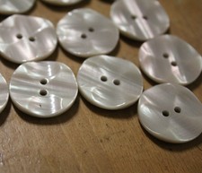 13 Perlmuttschillernde Knöpfe - 23 mm Ø - 4 mm dick - Omas Schatztruhe 34+