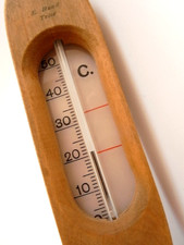 E. Hand Trier Badethermometer um 1930 Holz Glas Kinder Badewannen Thermometer