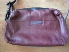 Esprit Umhängetasche weinrot/schwarz