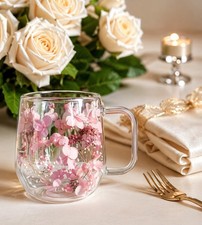 Teeglas mit Trockenblumen
