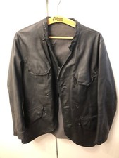 Uniformjacke ungewöhnlich