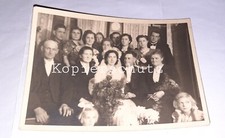 Hochzeitsfoto Mädchen hält sich Ohren zu Brautpaar Hochzeitsgesellschaft lustig