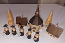 Erzgebirge Kurrende Sternsinger- Erzgebirge Seifener Kirche ,Haus und Baum