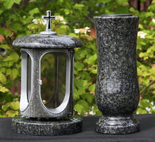 Grablaterne mit Vase aus Stein