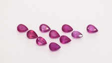 Rubine, UV-aktive Tropfen-Edelsteine im Etui– 10 Stück, total 16,3 Karat, 8x6 mm