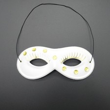 Weiße Maske mit Wimpern &