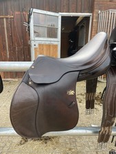 Dunkelbrauner Springsattel aus