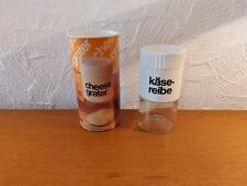 Käsereibe mit Glasbehälter