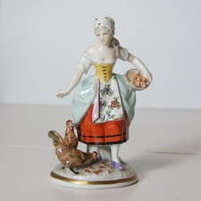 anmutige Porzellanfigur - Schönheit beim Füttern der Hühner - Sitzendorf