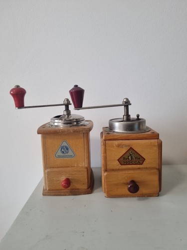Zwei schöne handkaffeemühlen - zwei,