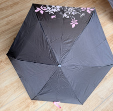 Regenschirm so klein wie ein