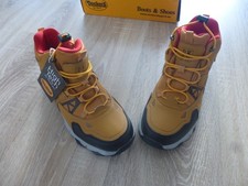 Dockers Jungen  gefüttert