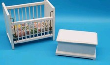 Bett Gitterbett  Truhe Kinderzimmer Holz weiß Puppenstube Puppenhaus Möbel 