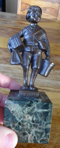 Kleine bronze junge auf - -,